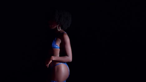 Joven-Africana-Caminando-En-La-Playa-Por-La-Noche-Con-Un-Sexy-Traje-De-Lencería-Azul