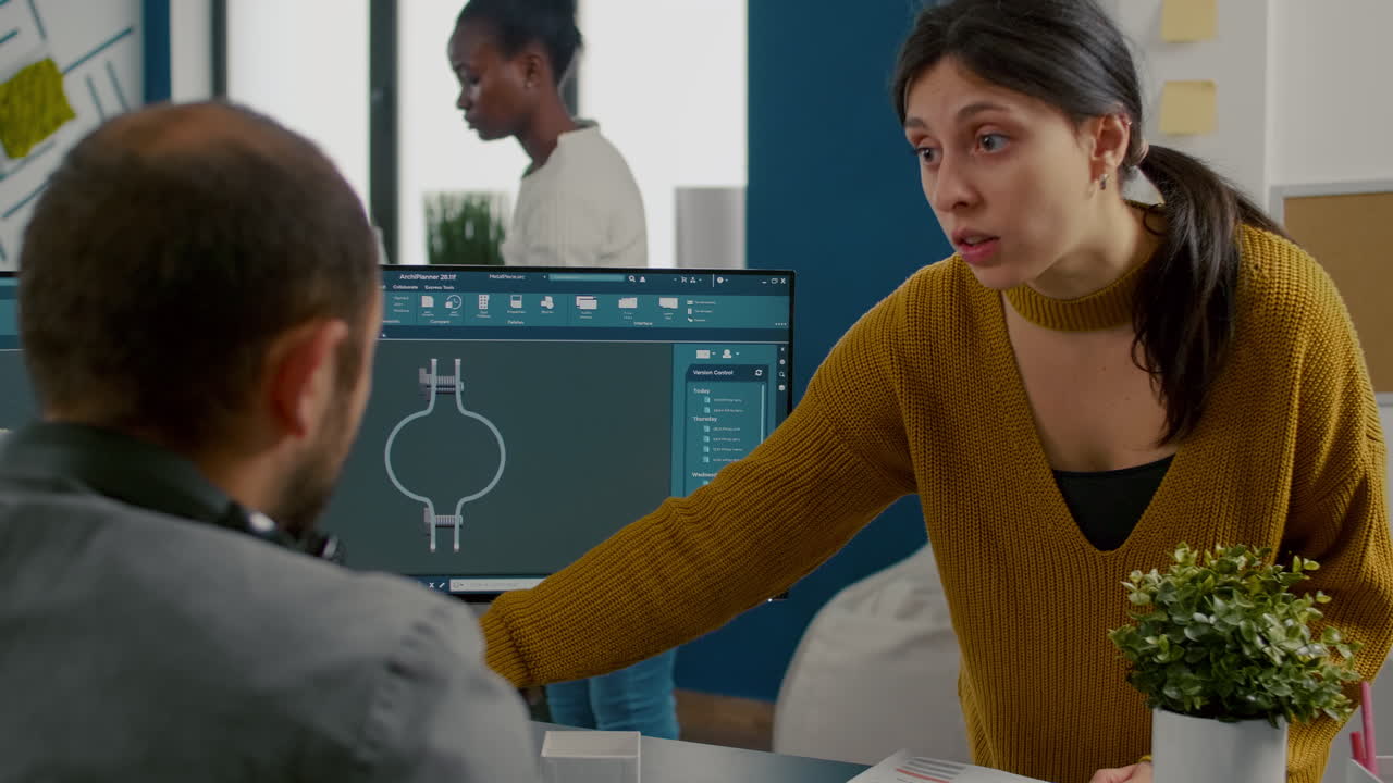 colegas discutiendo sobre proyectos industriales analizando engranajes 3d