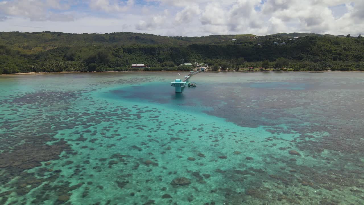 vista aérea que rodea el observatorio ojo de pez con coral marino