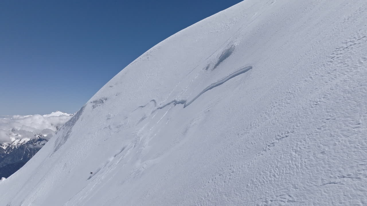 Snowboard freeride in deep powder snow in the Swiss Alps, carving through untouched terrain with dynamic turns and stunning alpine backdrops.