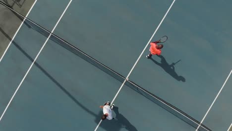 Verschiedene-Männliche-Tennisspieler-Halten-Schläger-In-Der-Hand-Und-Schütteln-Sich-Auf-Dem-Platz-Die-Hände