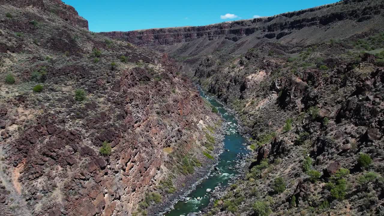 vista aérea de la garganta del río grande en taos, nuevo méxico