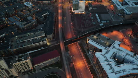 vista aérea de pájaro de la calle nocturna y el tráfico de la autopista en denver colorado, estados unidos, luces en las carreteras y edificios centrales, disparo de drones