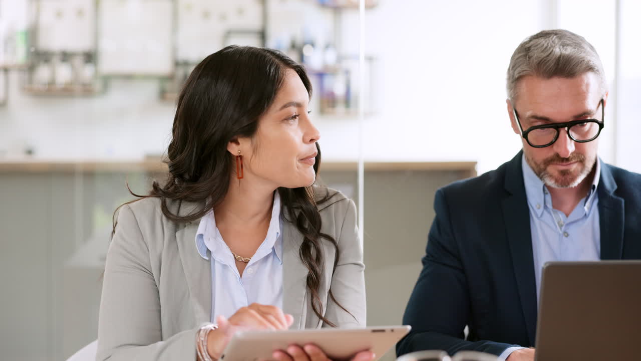 태블릿, 노트북 그리고 사업가와의 만남