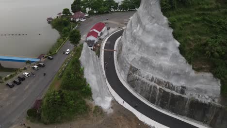 vista aérea del embalse sermo a última hora de la tarde, el embalse más grande de yogyakarta y el mejor destino turístico de la ciudad