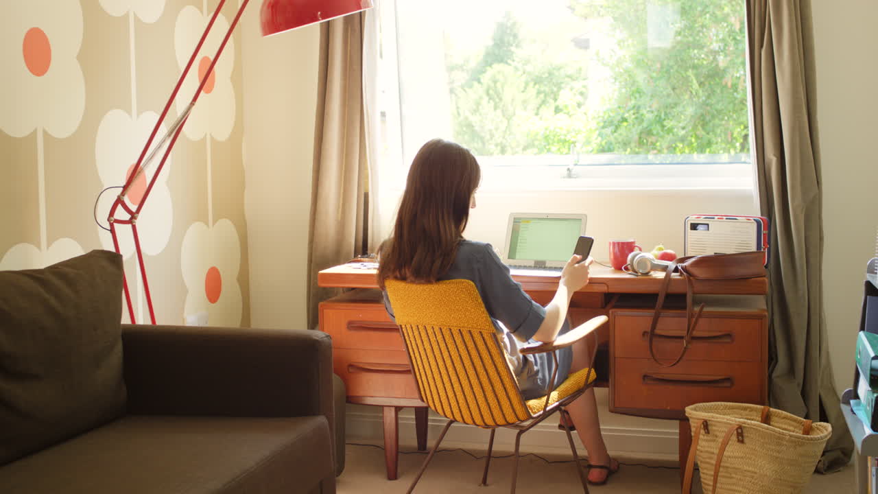 그녀의 노트북에서 일하는 사업가의 등