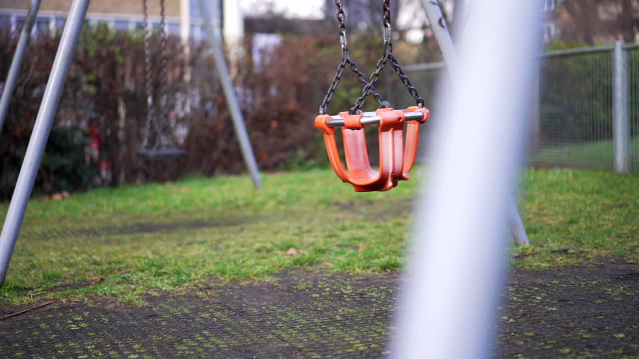 patio de recreo durante el bloqueo de la pandemia del coronavirus covid-19, columpio de bebé vacío balanceándose en cámara lenta, niño desaparecido