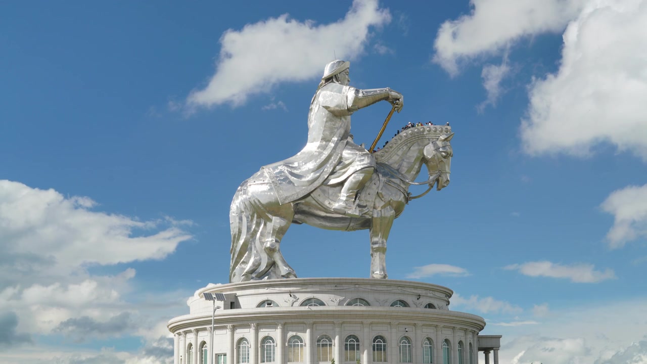 Statua gigante in acciaio inossidabile di Gengis Khan a cavallo in Mongolia