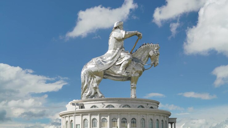 Statua gigante in acciaio inossidabile di Gengis Khan a cavallo in Mongolia