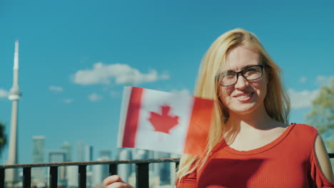 Frau-Schwenkt-Kanada-Flagge-In-Toronto