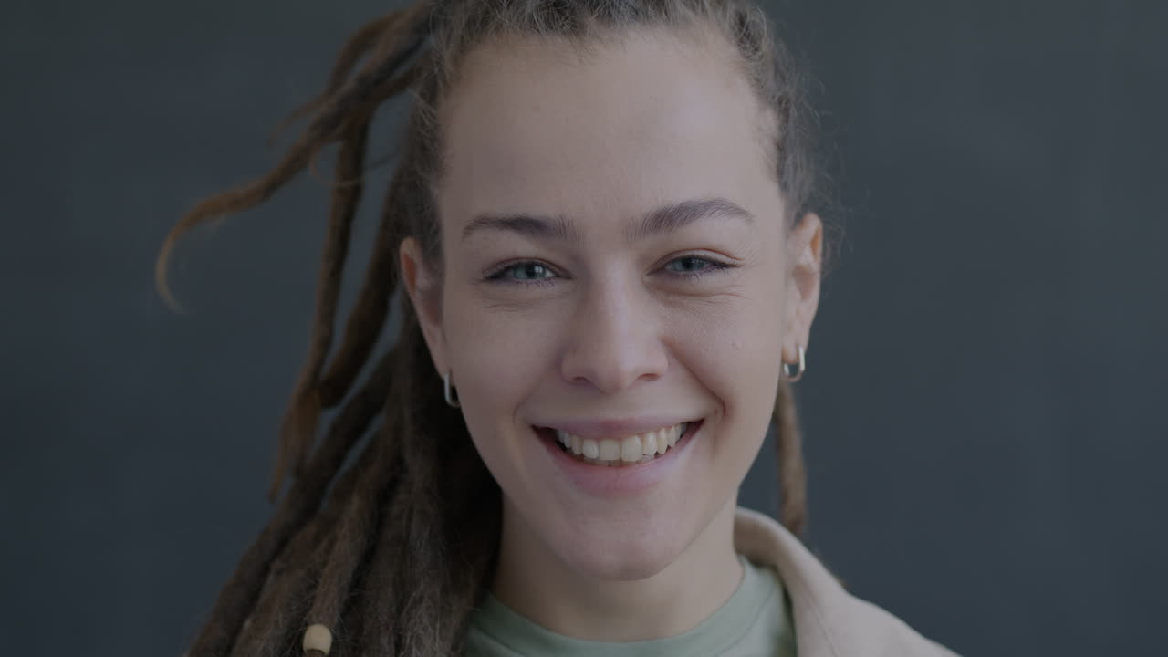 mujer feliz con dreadlocks