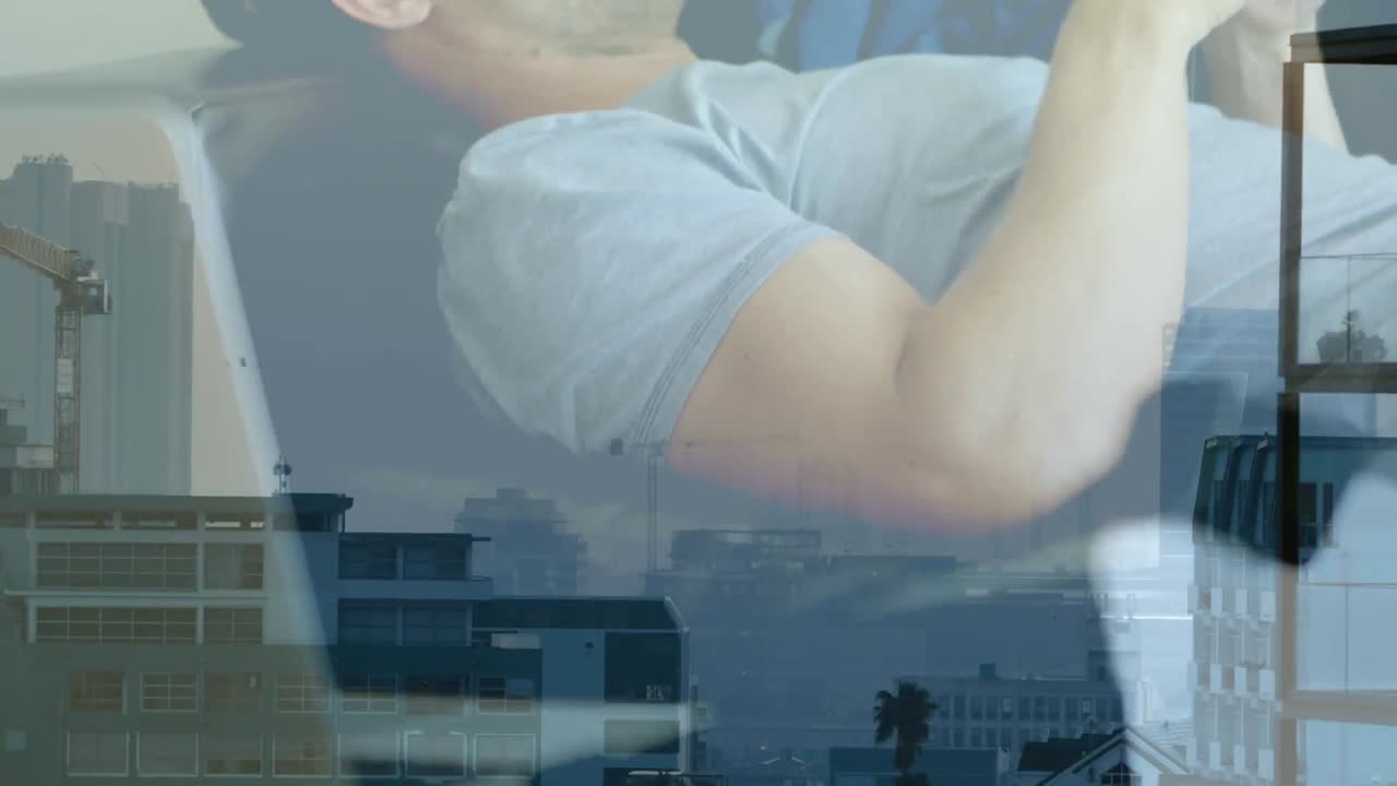 스마트폰 을 사용하는 백인 사업가 에 대한 도시 풍경 의 애니메이션