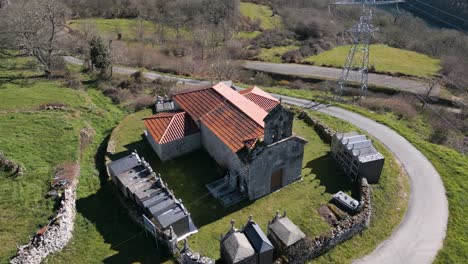 vista aérea de derecha a izquierda de la iglesia de madanela de cerdeira en san xoán de río, ourense, galicia, españa