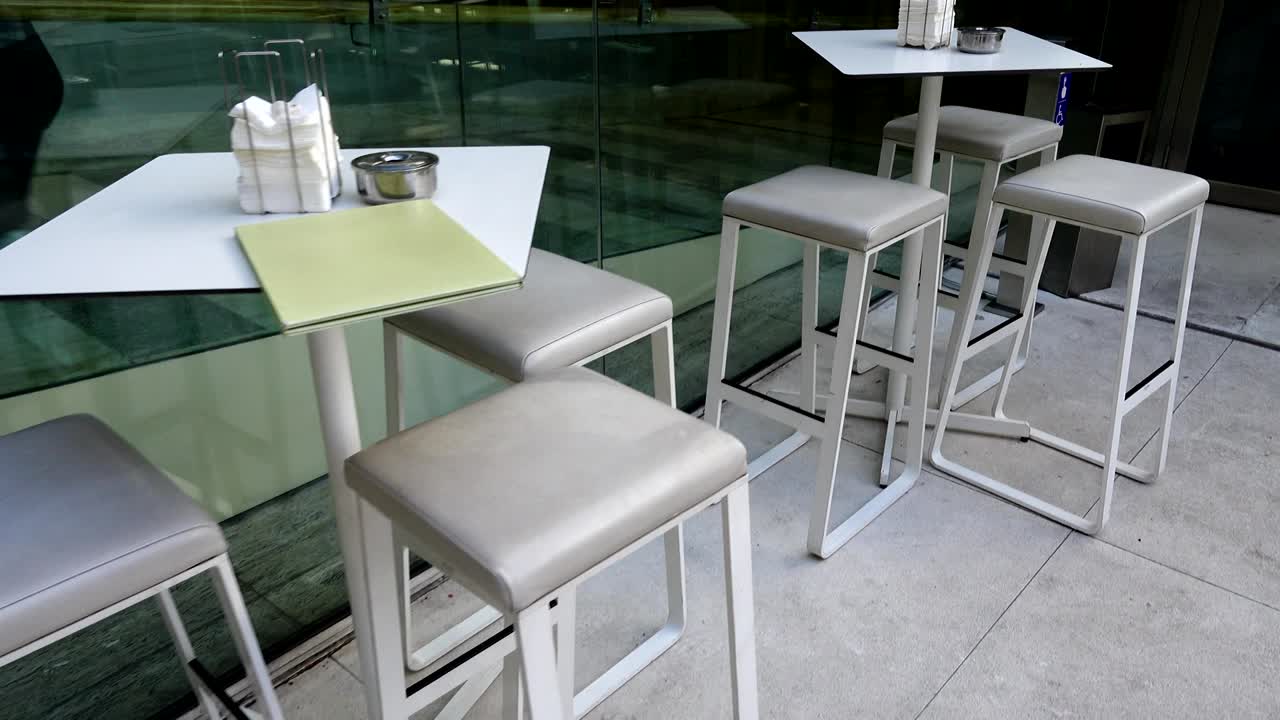 el café de la calle, el interior.