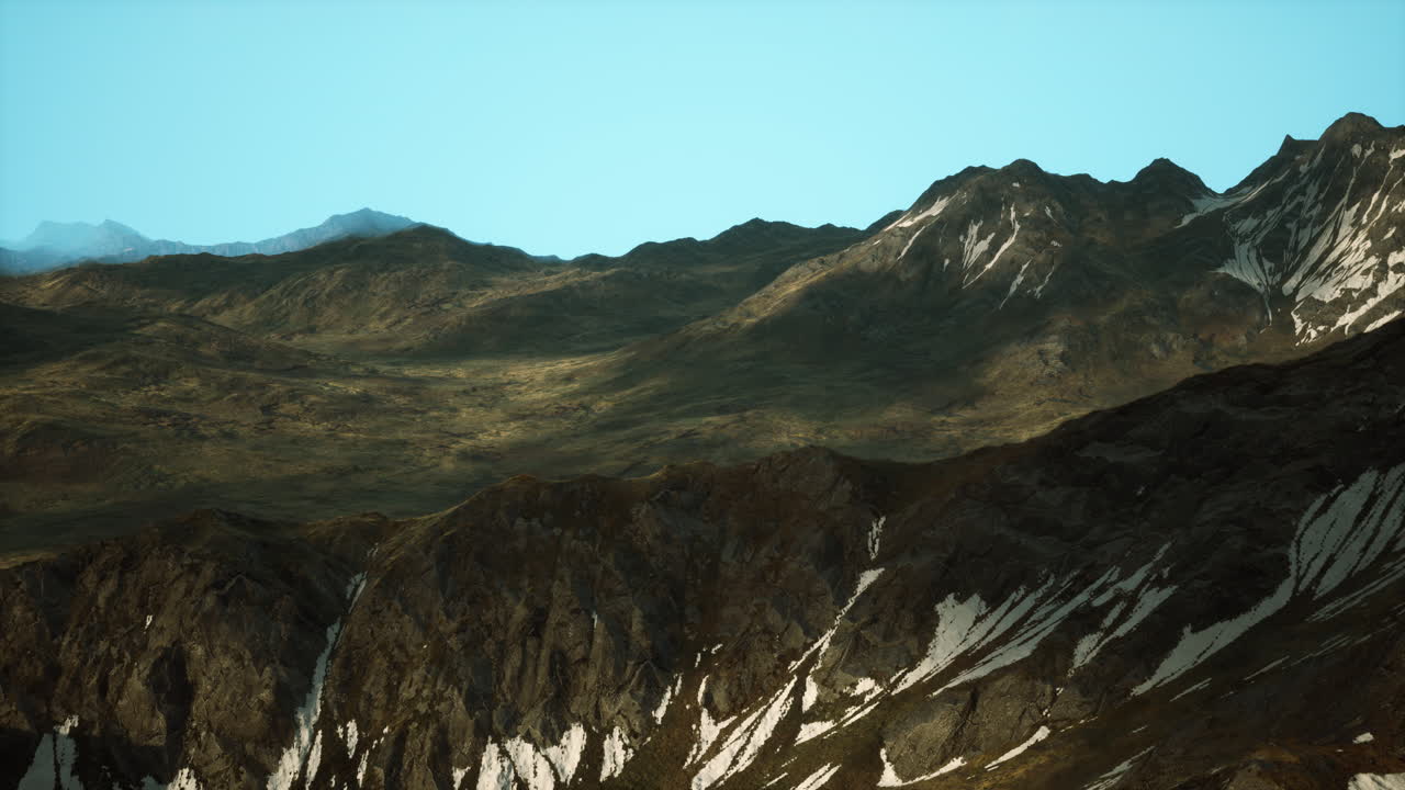 una vista de una cordillera con nieve en ella