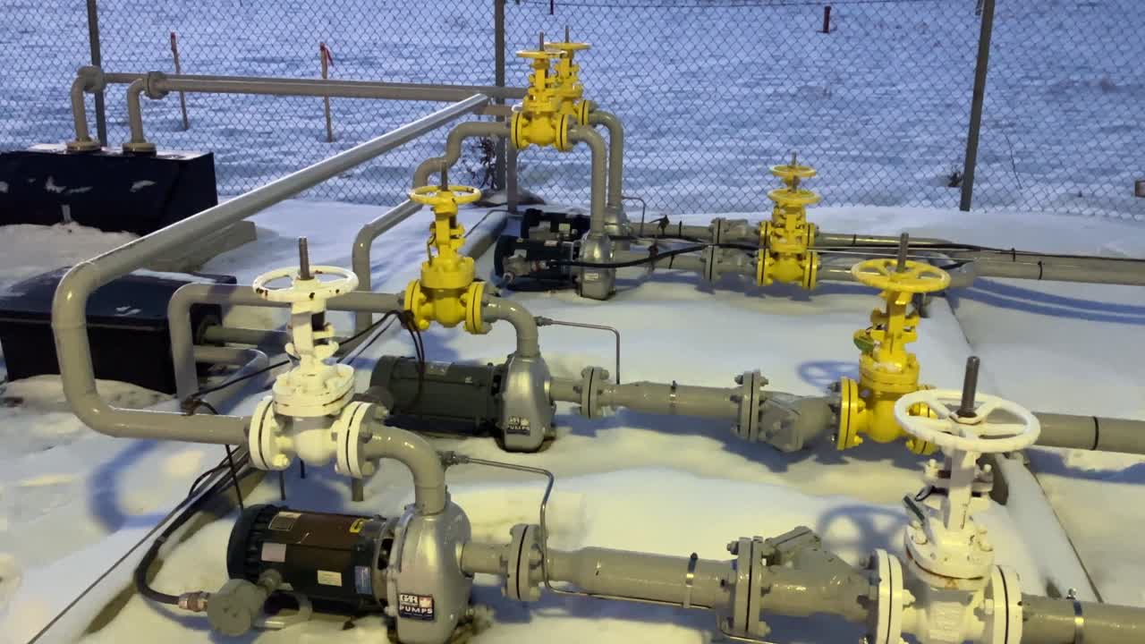 toma panorámica de tuberías de plantas de combustible a granel y válvulas de ruedas grandes