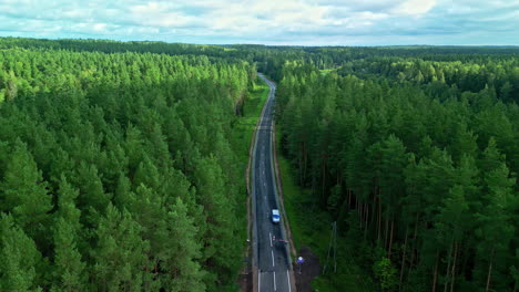 Der-Faszinierende-Anblick-Eines-Frischen,-Grünen-Waldes,-Durch-Den-Eine-Atemberaubende-Autobahn-Verläuft,-Besticht-Durch-Seine-Atemberaubende-Und-Malerische-Schönheit