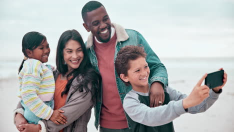familia, selfie y feliz en la playa con amor