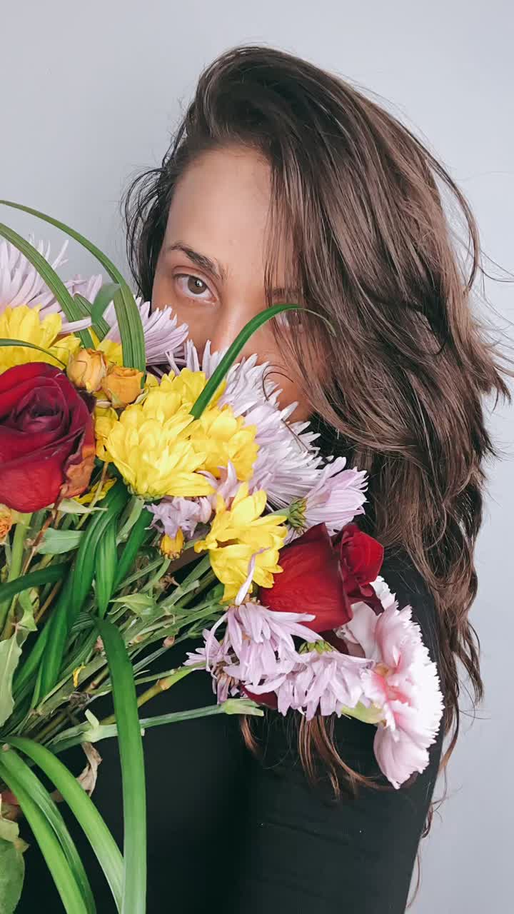 mujer sosteniendo un ramo de flores