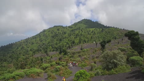 una antena sobre excursionistas caminando sobre el volcán en el volcán pacaya guatemala