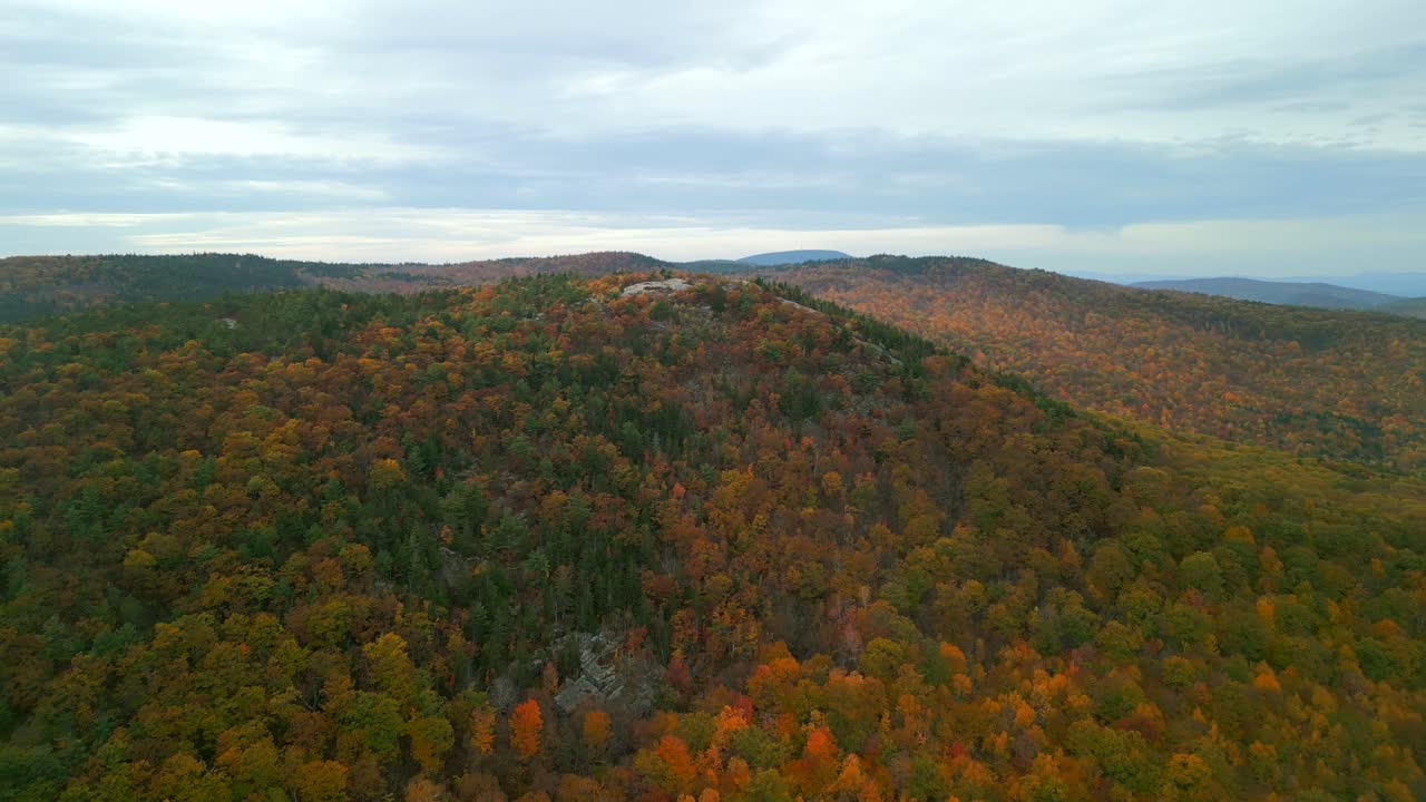 vista aérea de un avión no tripulado del monte mayor en nuevo hampshire