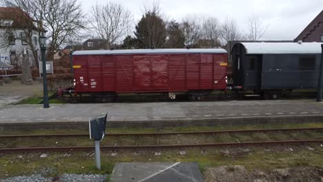 Old-train-wagons-on-the-abandoned-station-in-Stadskanaal,-Groningen-in-The-Netherlands