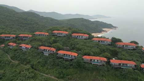 villas vip de primera clase en la península montañosa que se extiende hacia el mar en laguna lang co vietnam