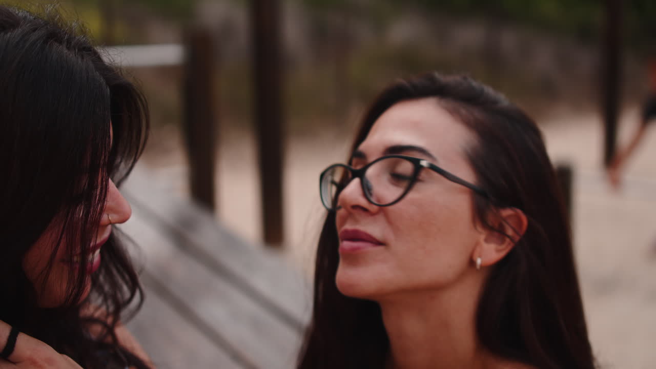 Deux femmes joyeuses prenant un selfie
