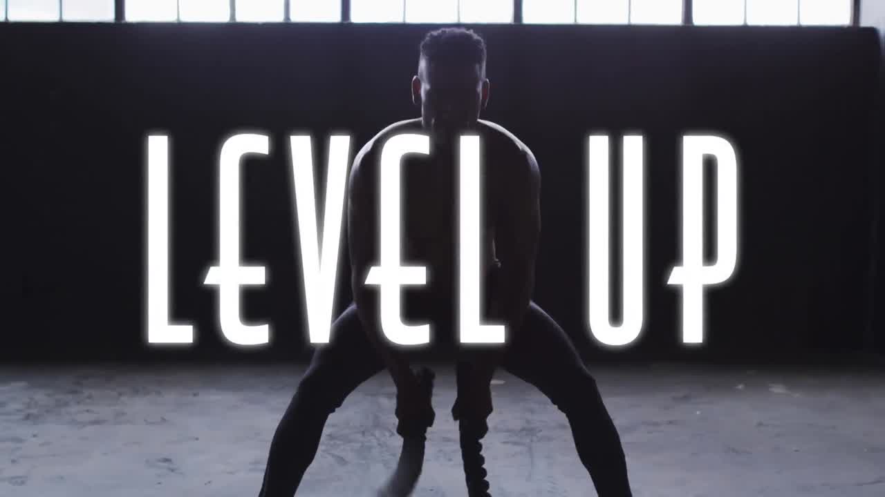 animación de texto de nivel superior sobre hombre mixto haciendo ejercicios con cuerdas