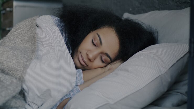 Mujer durmiendo en la cama