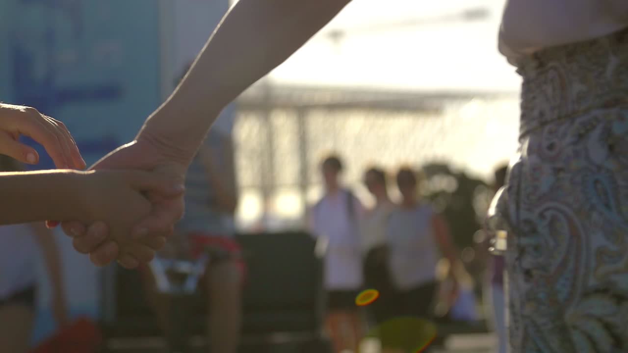 어머니와 아들이 손을 잡고