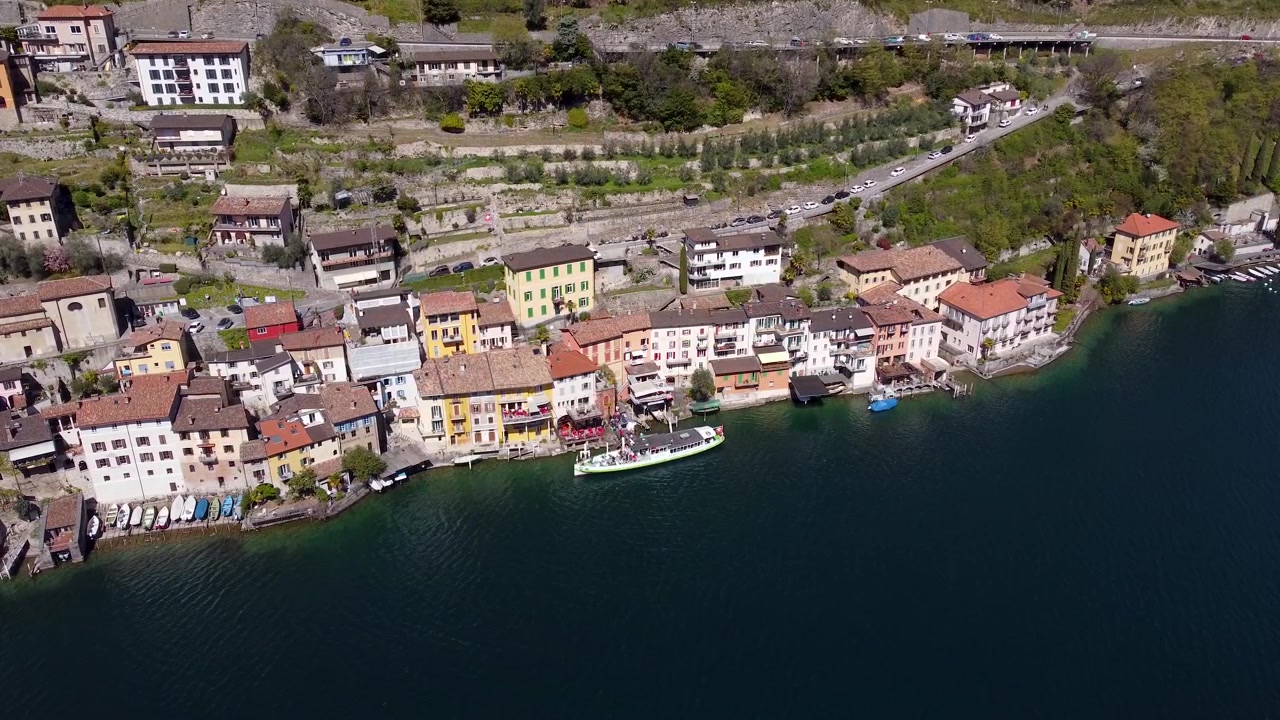 Aerea: Villaggio di Gandria con il Lago di Lugano di giorno a Lugano, Canton Ticino, Svizzera, ripresa con drone in orbita