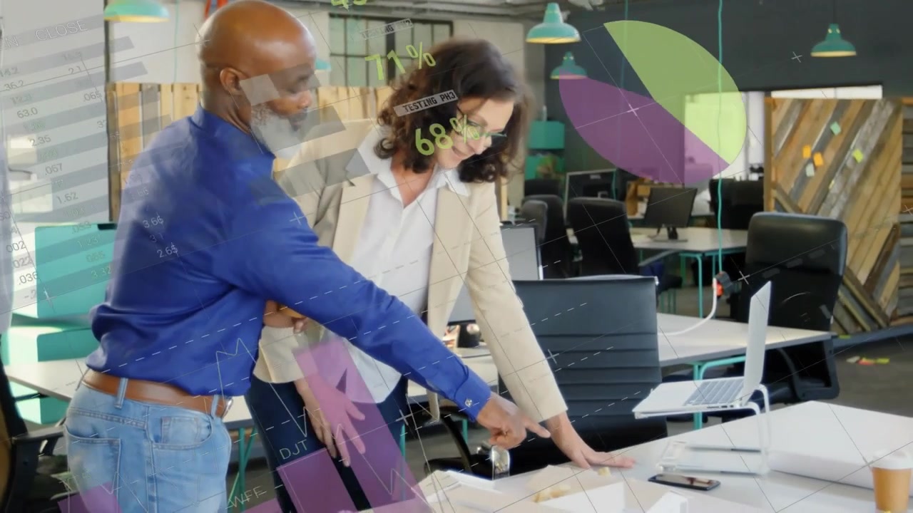 Animation de traitement de données statistiques sur un homme et une femme diversifiés discutant d'un plan au bureau.