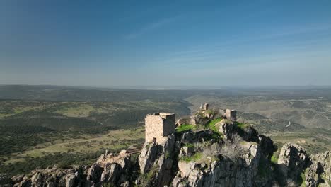 Sonntagsausflug-Mit-Der-Familie-In-Den-Geopark-Der-Villuercas-Und-Der-Ibores-In-Hütten-Des-Schlosses-Caceres-Extremadura