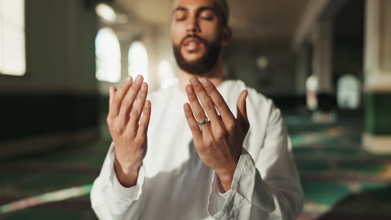 모스크에서 기도하는 무슬림 남자