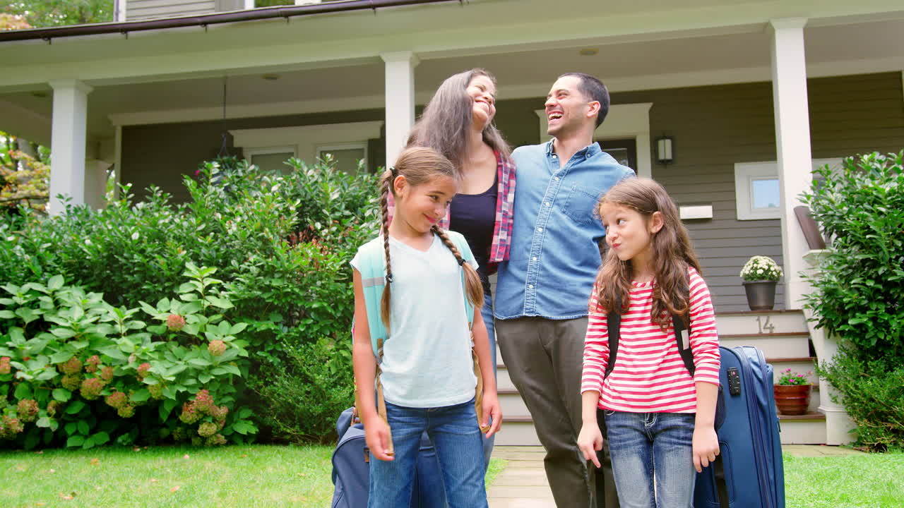 Portret van een familie met bagage die het huis verlaat voor de vakantie