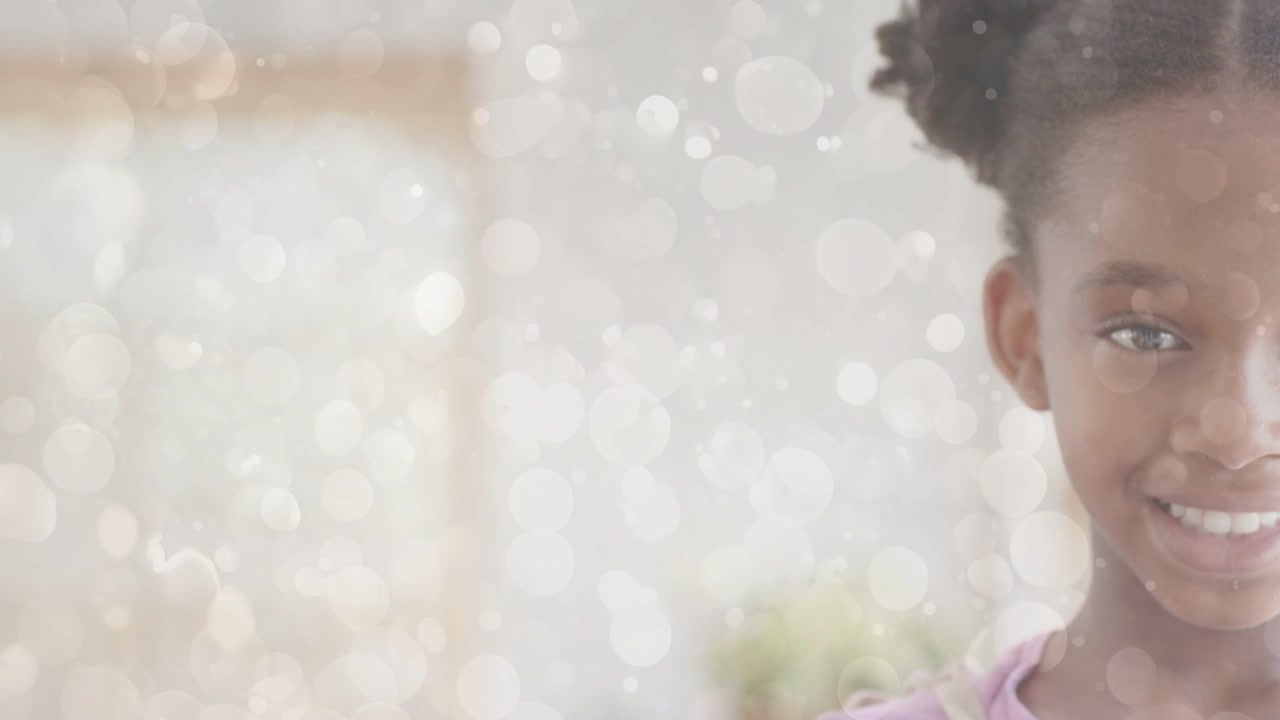 Une jeune fille souriant à la caméra, avec un bokeh qui s'estompe, révélant un demi-visage et le quadrillage d'une fenêtre, à des fins marketing.