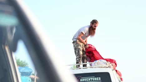 Video-Del-Hombre-Parado-En-El-Techo-Del-Vehículo-Blanco-Y-Arrojando-El-Saco-De-Granos-Y-Suministros-Para-El-Campamento-De-Socorro-En-Baluchistán