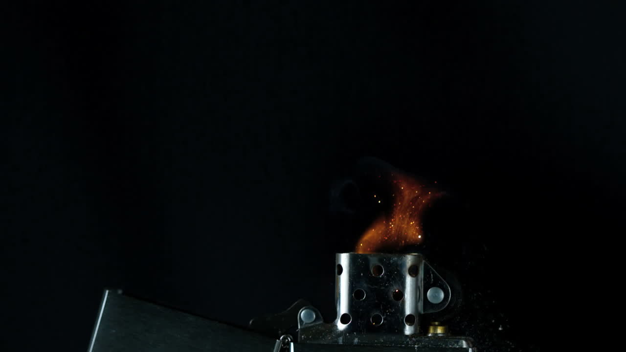 레트로 라이터를 손으로 돌리는 것