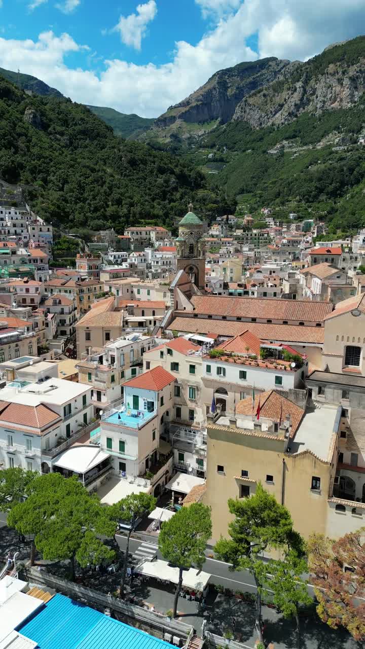 Città della Costiera Amalfitana, pittoresca destinazione di viaggio turistica italiana, video aereo con drone, reel verticale.