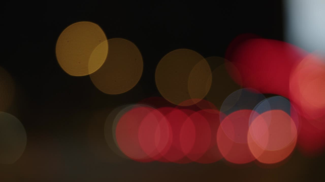 la vida de la ciudad borrosa tráfico de coches por la noche