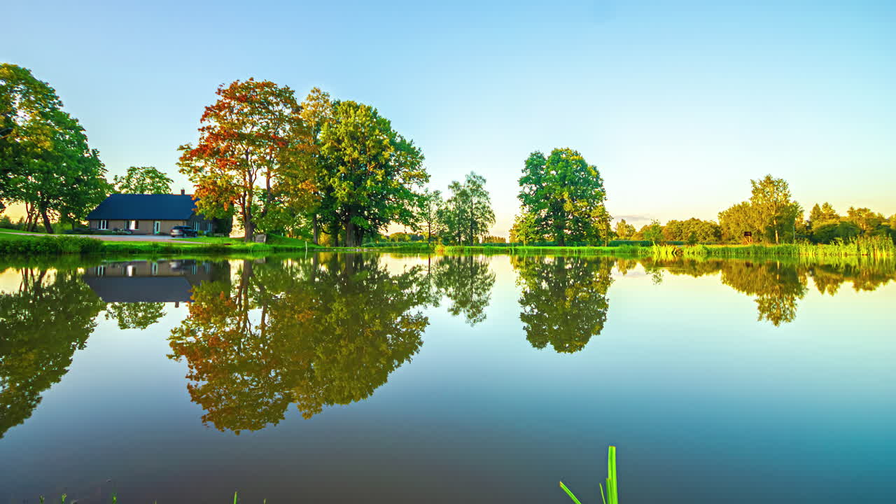 호수와 초록색 풍경에 있는 집에서 해가 지는 모습의 타임 스