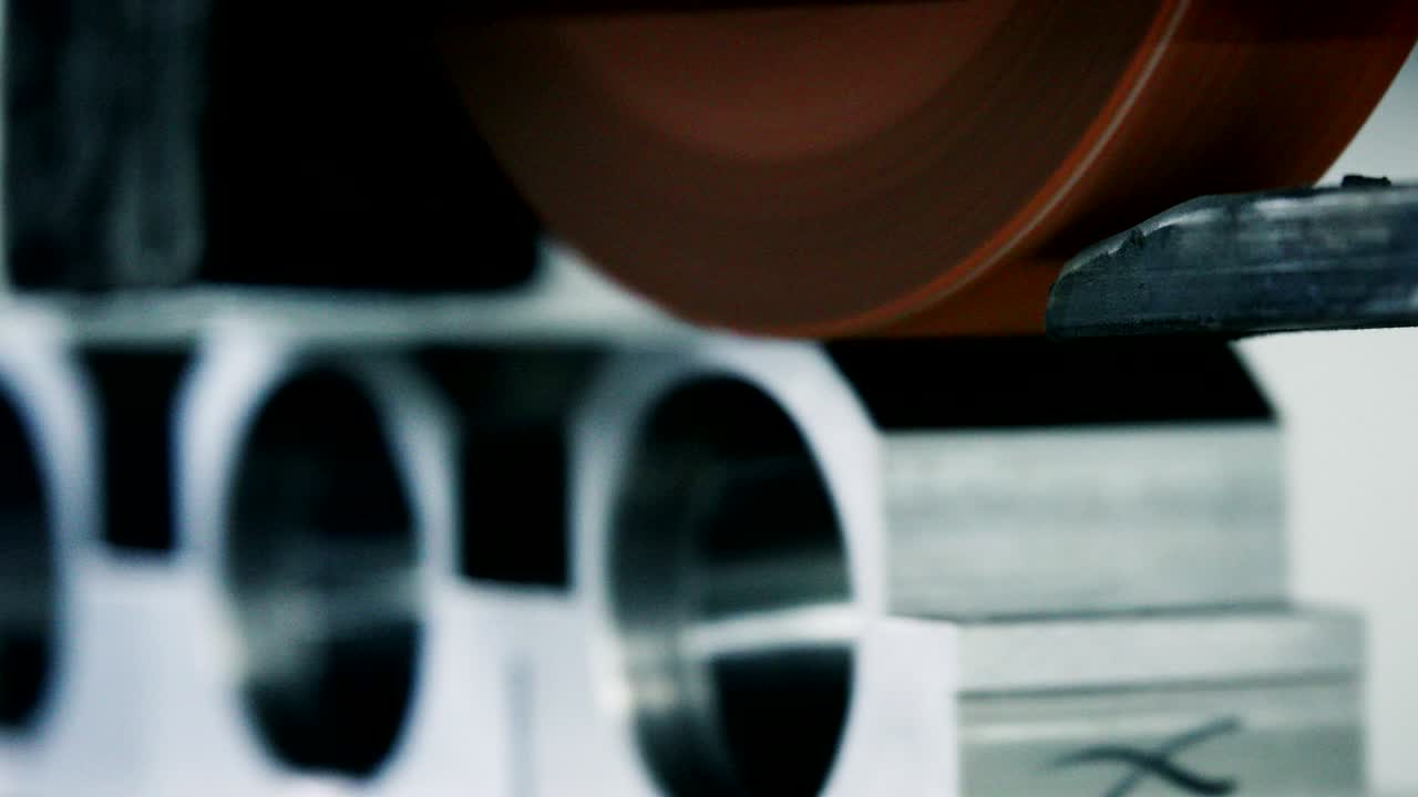 워크에서 고정도 회전 기계에서 금속을 마무리하는 작업