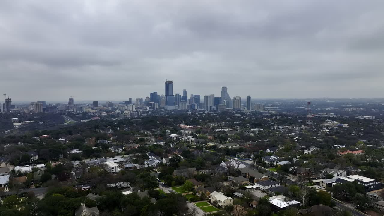 vista aérea acercándose al horizonte de la ciudad de austin, sombrío día de otoño en texas, estados unidos