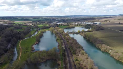 Eine-Bahnstrecke,-Die-Durch-Zwei-Seen-In-Der-Britischen-Landschaft-Verläuft