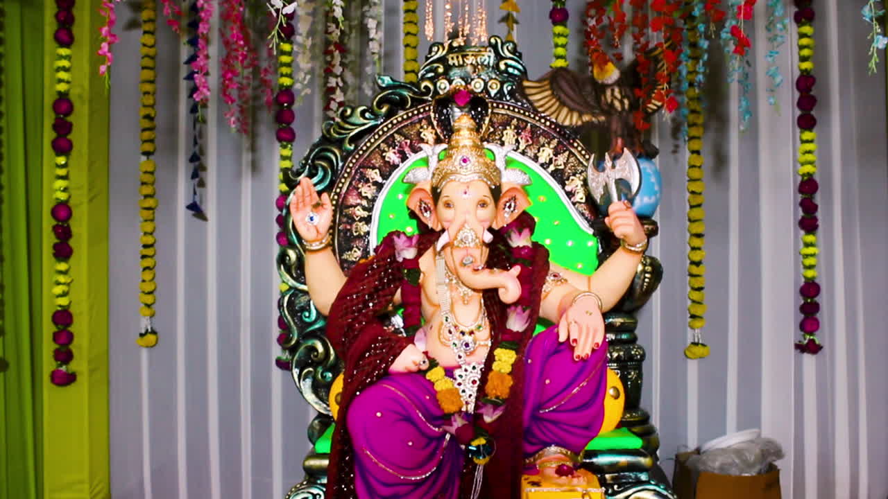 Bellissima statua di Ganpati in un pandal decorato durante Ganesh Chaturthi. Filmato perfetto per festival, tradizione, devozione, preghiera, cultura e celebrazione indiani.
