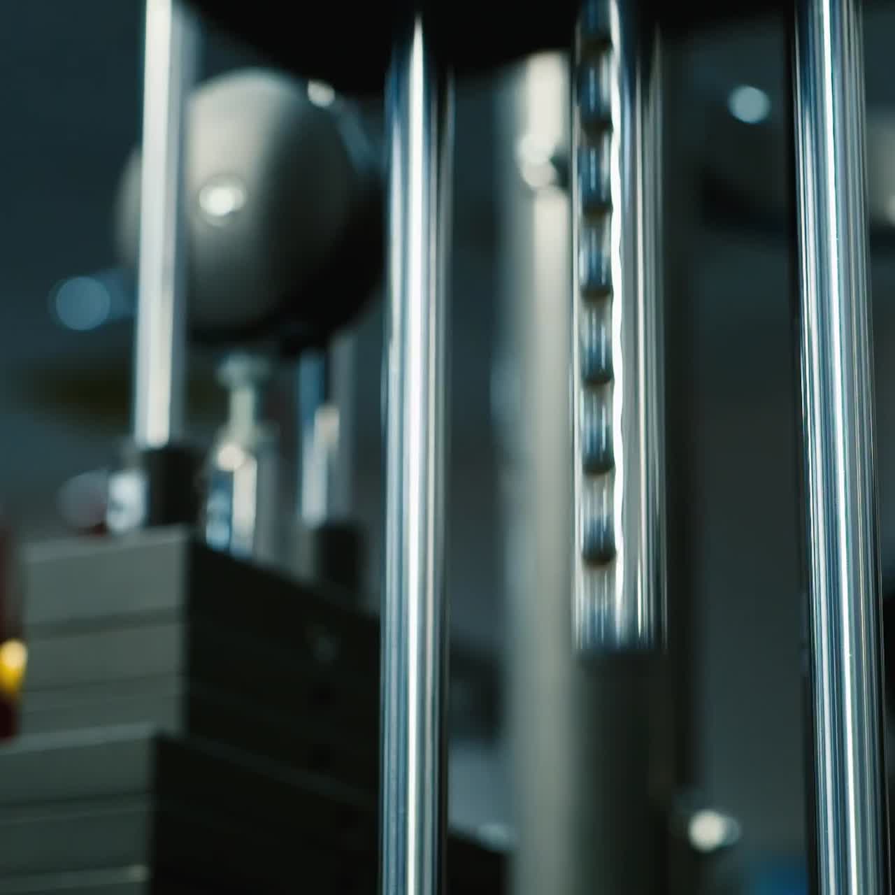 클로즈업 1의 체육관에서 역기