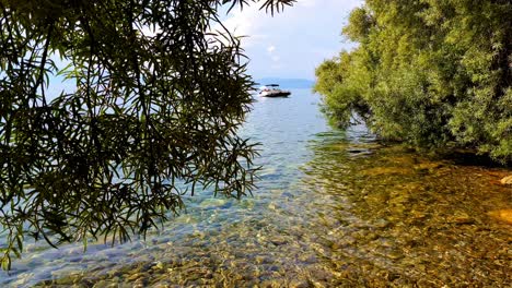 disparo de un camión que revela un barco en el agua azul del lago ohrid en macedonia
