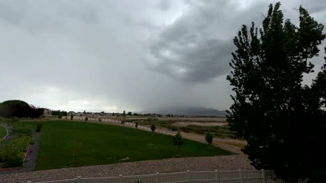 Stürmischer-Regensturm,-Dann-Beruhigt-Sich-Der-Wind-Und-Der-Himmel-Klart-Auf-–-Zeitraffer-Im-Hinterhof