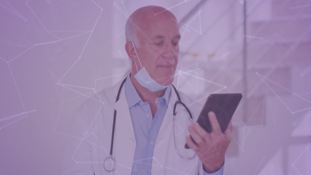 Animação de formas sobre médico caucasiano usando smartphone